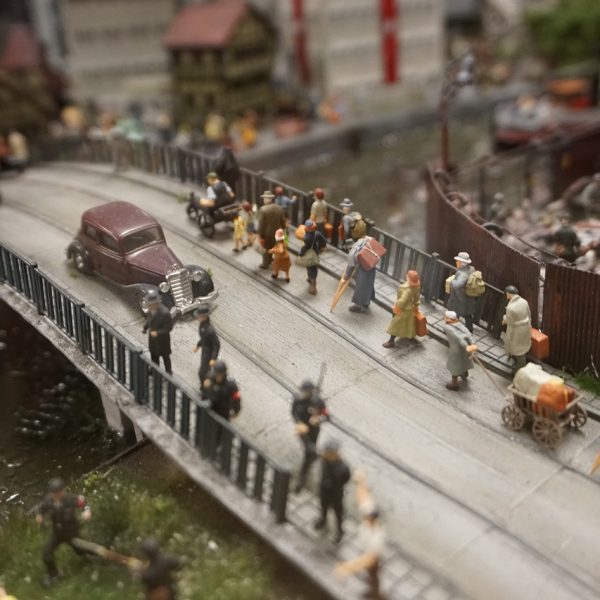 miniature, model, refugees-4308103.jpg